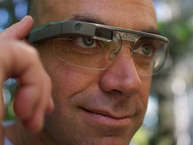 Mężczyzna noszący model GoogleGlass z 2013 roku , foto: wikipedia cc/Loic Le Meur