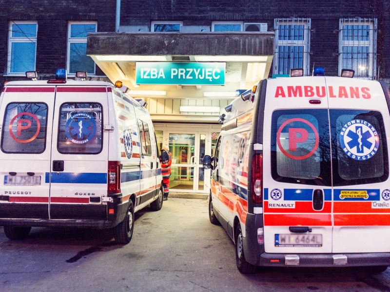 Dwie karetki stojące przed szpitalną izbą przyjęć/fot. Marta Kuśmierz