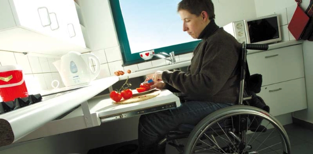 Osoba a wózku inwalidzkim w specjalnie przystosowanej kuchni
