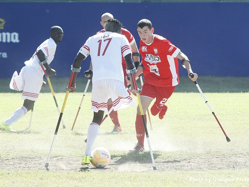 Mecz Polska-Angola. Przy piłce ampfutbolista z Afryki, fot. G. Press