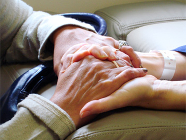 Dłonie starszej kobiety ściskające dłonie pacjenta w szpitalu /www.sxc.hu