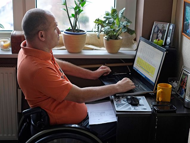 mężczyzna pracuje w domu przy laptopie