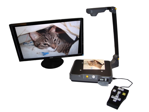Urządzenie Eye-Pal Readerna, na którym leży zdjęcie kota. Obok urządzenia stoi monitor z wyświetlonym na nim kotem