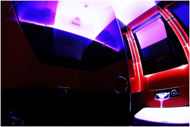 Przykładowe zastosowanie Ligtboxa w łazience z zainstalowanym oświetleniem na kolorowe światło