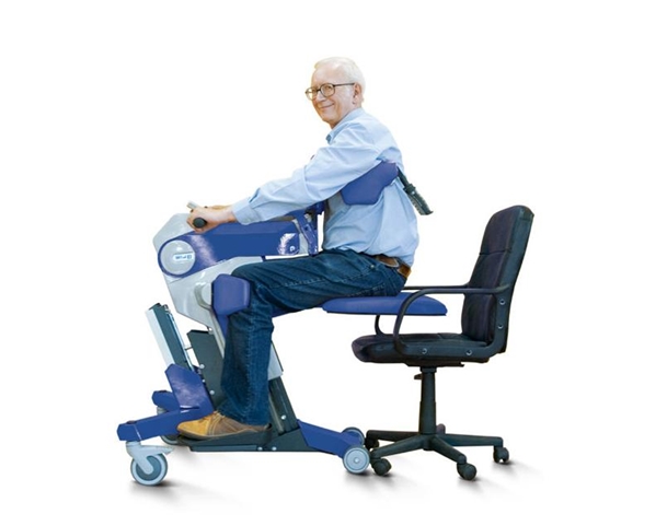 Starszy człowiek, który za pomocą urządzenia Liw-Stand podnosi się z krzesła