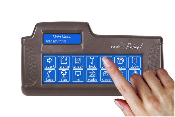 Dłoń naciskająca ikonę na wyświetlaczu urządzenia Primo Touchscreen ECU