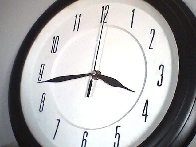 Zegar wskazujący godz. 15:43