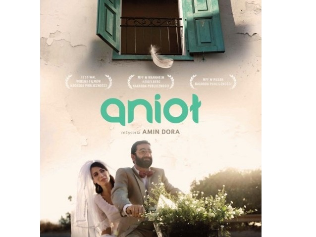 plakat filmu Anioł - nowożeńcy jadą na jednym rowerze, w górze plakatu - otwarte zielone okno przez które wypada pióro