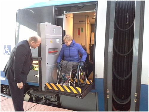 Autorka na wózku wjeżdża do pociągu na uruchamianej przez obsługę windzie