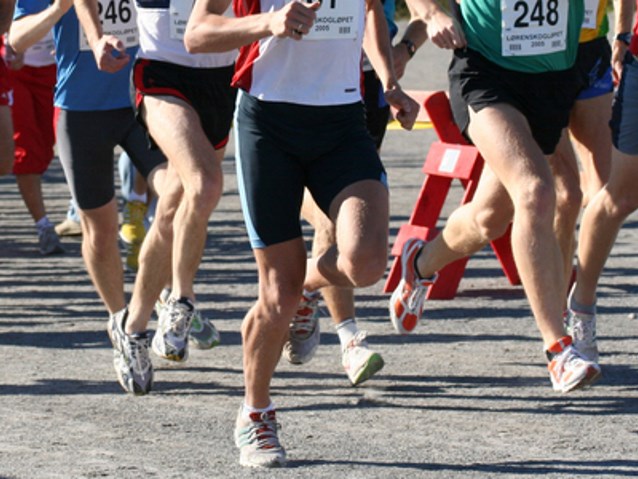 nogi kilku biegaczy podczas biegu
