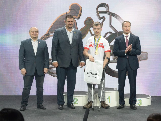 Dawid Łapa ze złotymi medalami na podium