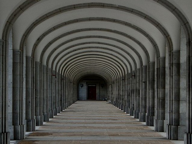 długi korytarz, na końcu którego znajdują się zamknięte drzwi