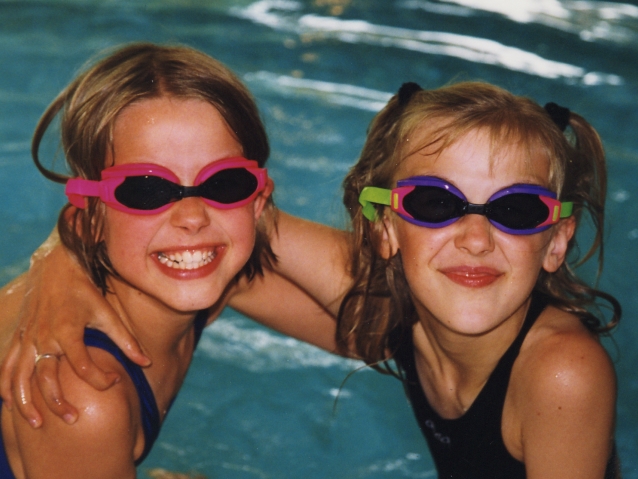 dwie dziewczynki na basenie