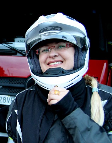 Edyta Wrucha uśmiecha się, ubrana w kask motocyklowy