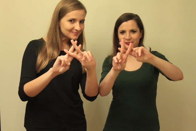 Karolina Nawrot i Karolina Motal pokazują znaczek EKO w polskim języku migowym
