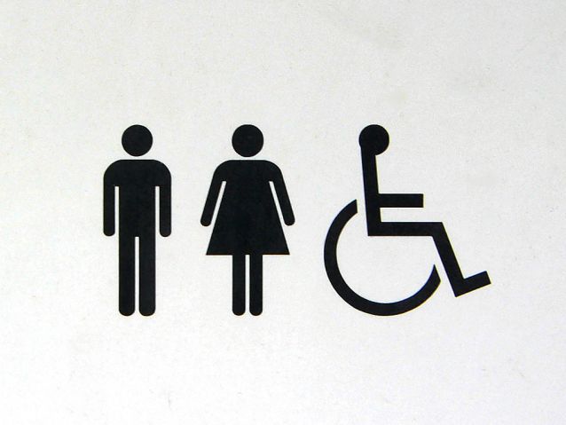 uproszczone znaki osób: mężczyzny, kobiety, osoby z niepełnosprawnością