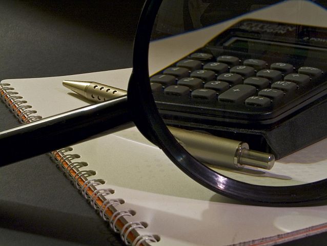 kalkulator, lupa, długopis i zeszyt
