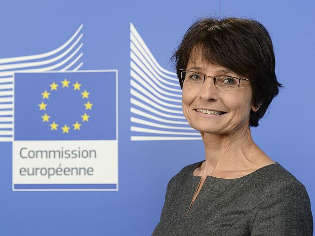 Pani komisarz Marianne Thyssen na tle flagi unijnej i napisu Komisja Europejska