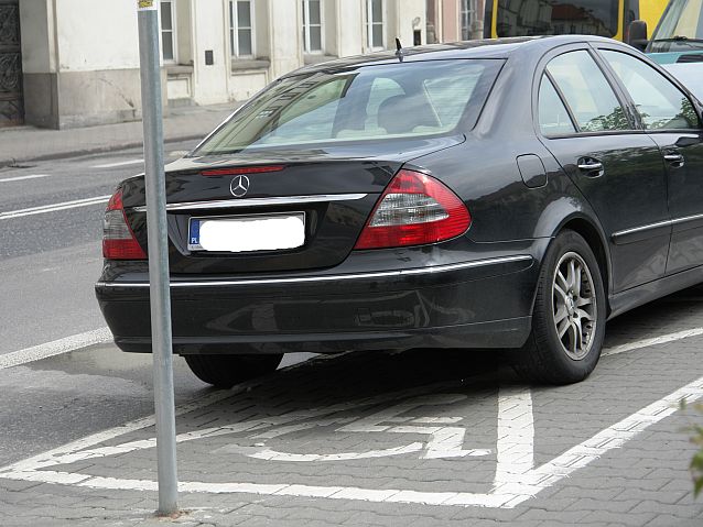 Samochód parkujący na za małej kopercie