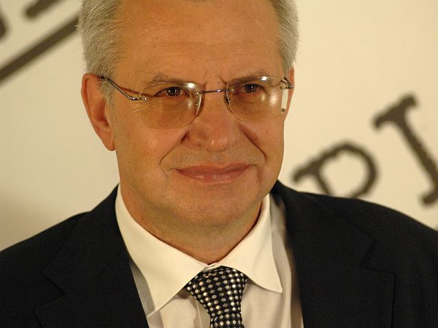 Uśmiechnięty Krzysztof Michałkiewicz