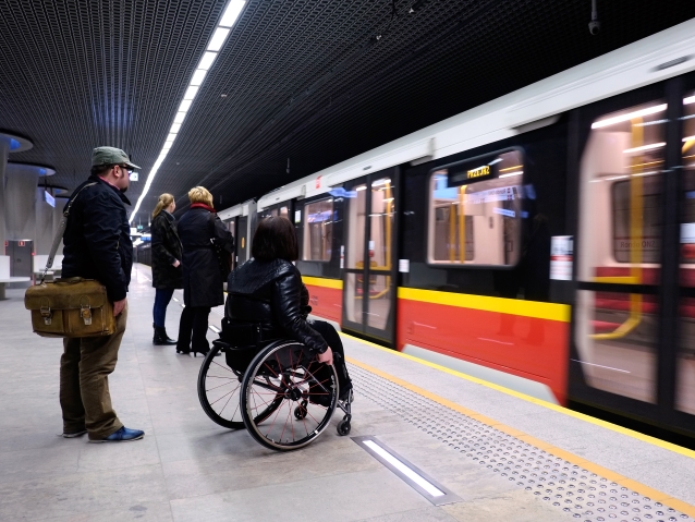 metro przyjeżdża na stację, na której są osoby pełnosprawne i osoba na wózku