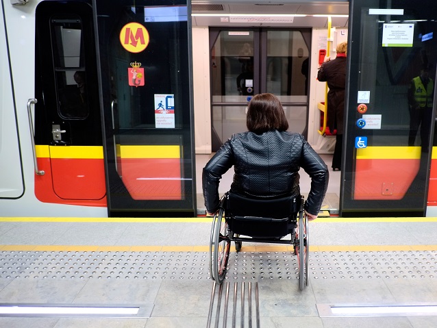 Kobieta na wózku wjeżdża do wagonika metra