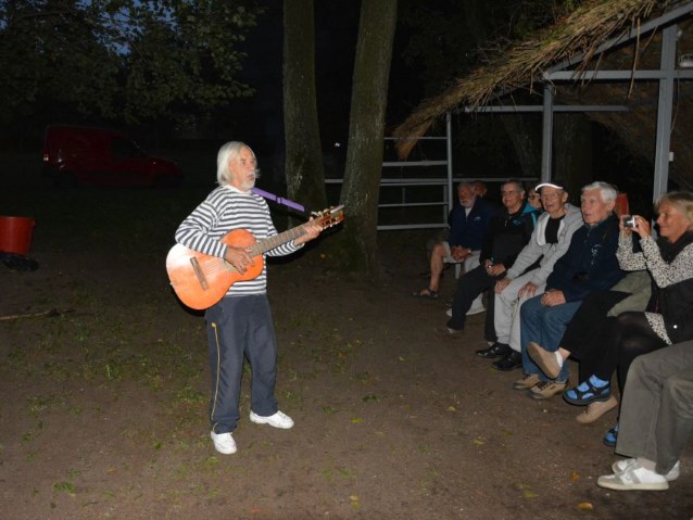 starszy mężczyzna gra na gitarze