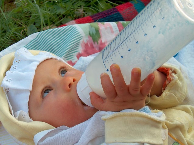 niemowlę pijące mleko z butelki