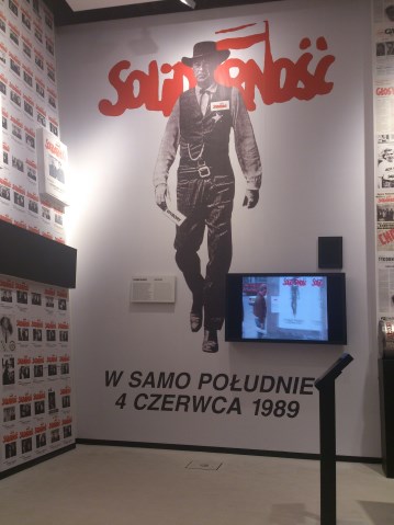 plakat z napisem Solidarność i idącym kowbojem