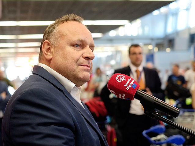 Minister Jarosław Duda przy mikrofonie