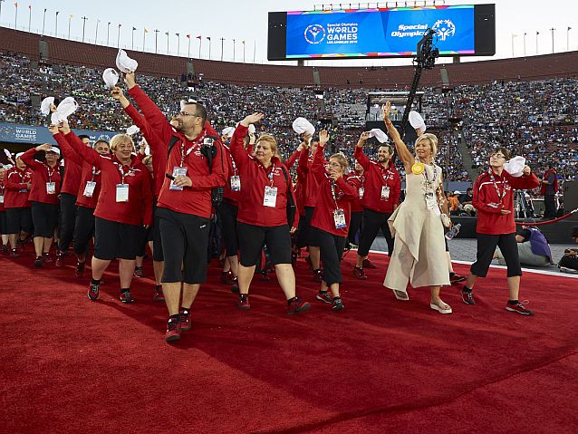 Polska reprezentacja Olimpiad Specjalnych wchodzi na wypełniony ludźmi stadion