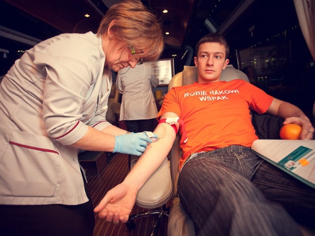 pielęgniarka pobiera krew mężczyźnie w medbusie, podczas warszawskiego Karnawału Zdrowia