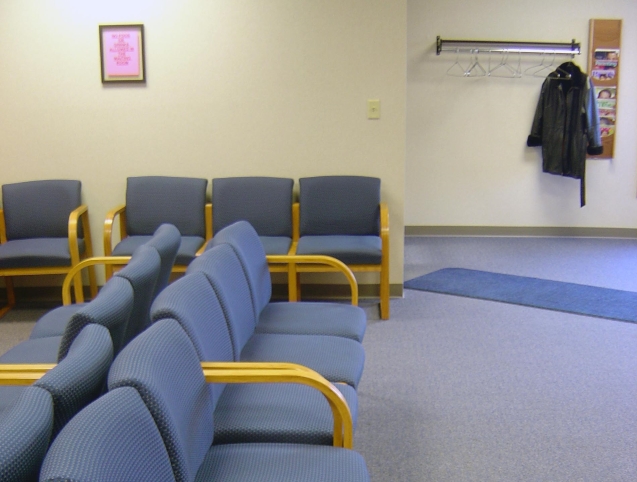 rząd krzesełz niebieskimi oparciami w szpitalu