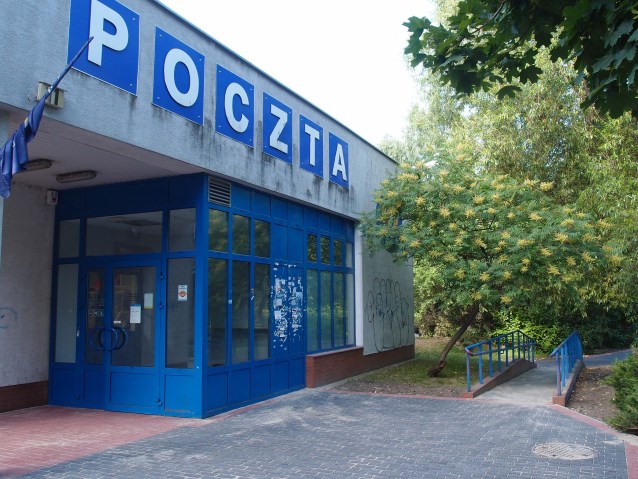 budynek poczty polskiej z zewnątrz z podjazdem