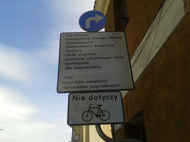 Znak nakazu skrętu w prawo, pod którym brak informacji, że nie dotyczy osób niepełnosprawnych
