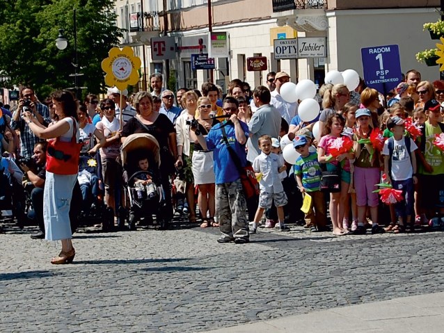 tłum ludzi podczas ubiegłorocznych dni godności w Radomiu