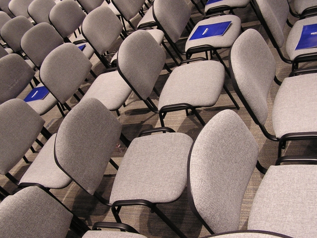 kilka rzędów krzeseł ustawionych na konferencję