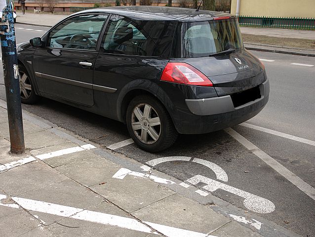 Samochód parkujący częściowo na kopercie