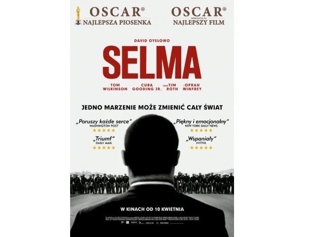 plakat filmowy Selma - Afroamerykanin w garniturze stoi tyłem do odbiorcy, a przodem do odziału wojska