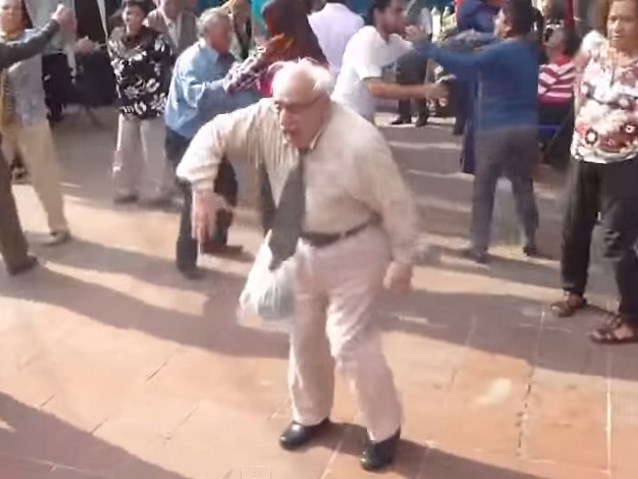 starszy mężczyzna tańczy 