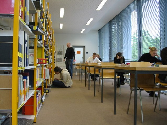 studenci w bibliotece uniwersyteckiej