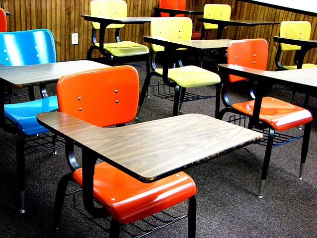 Puste kolorowe szkolne krzesełka i stoliki