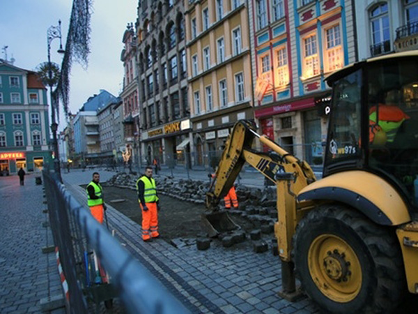 Koparka i pracownicy na wrocławskim Rynku /www.wroclaw.pl