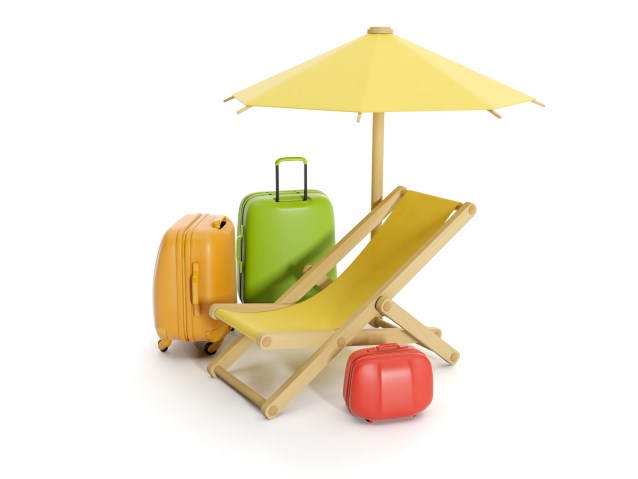 leżak, parasol i dwie walizki