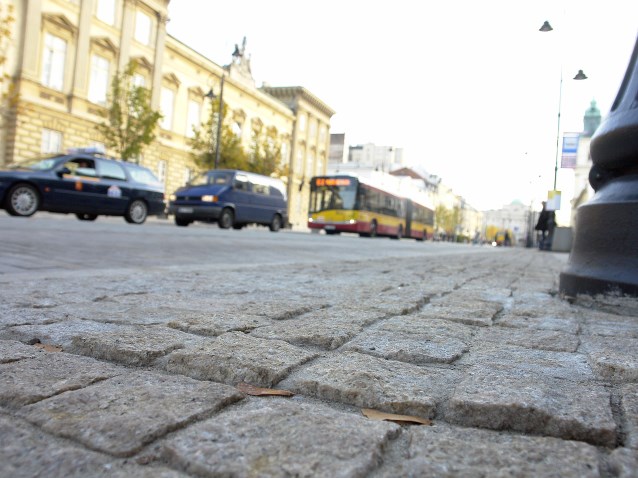 warszawska ulica na Krakowskim Przedmieściu, gdzie jadą samochody osobowe i autobus