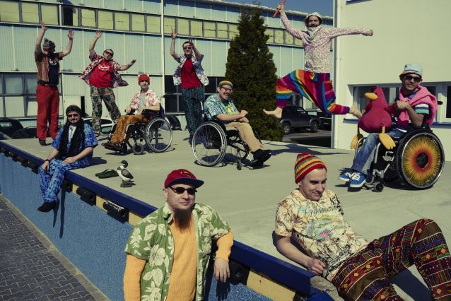 Pełnosprawni i poruszający się na wózkach członkowie zespołu November Project w kolorowych ubraniach