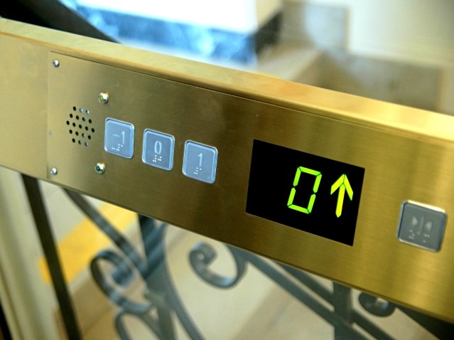fragment windy, wskazujący na piętro 0, na którym winda się znajduje