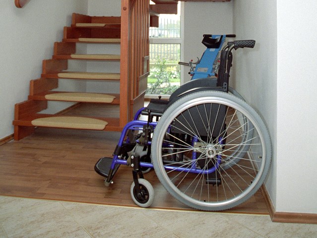 wózek stoi przy schodach w domu