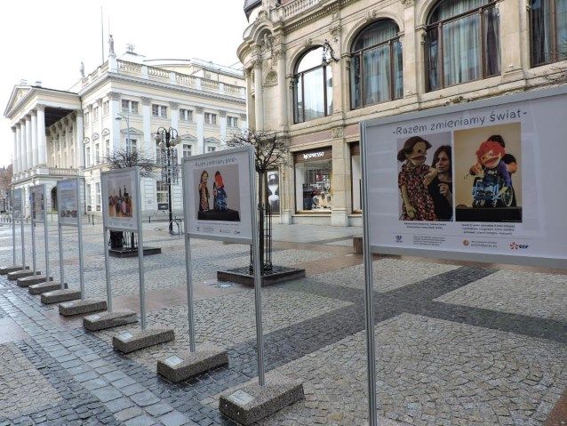 na ul. Świdnickiej we Wrocławiu jest ustawionych kilka zdjęć na specjalnych stojakach, co tworzy wystawę na świeżym powietrzu