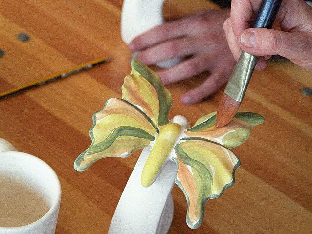 Ceramiczny motylek malowany pędzelkiem